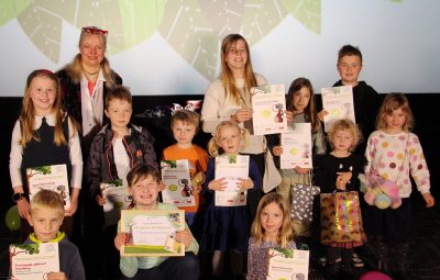 Beitragsbild_Die-Preistraeger_innen-mit-Moderatorin-Nicole-Lohfink_2025